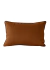 Almofada retangular de linho eco na cor cobre com detalhe em vivo, posicionada sobre uma cama com outras almofadas ao fundo.