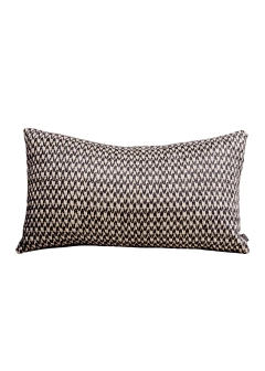 Almofada retangular em linho com bordado padrão zig zag nas cores preto e cru