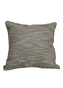 Almofada quadrada cinza e preta com estampa de padrão texturizado e detalhe em vivo preto nas bordas