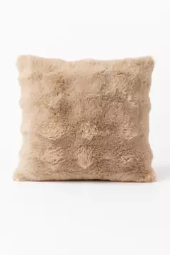 Almofada quadrada bege de pelúcia macia com textura felpuda, medindo 45x45 cm