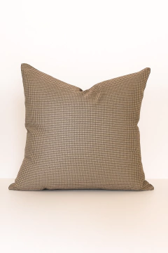 Almofada quadrada com estampa pied de poule cinza e bege em tecido jacquard