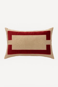 Almofada retangular da Coleção Brunello com bordado marsala e fundo bege