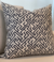 Almofada em Jacquard Geomérico Azul & Branco Off Quadrada na internet