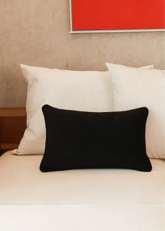 Almofada em Veludo Texturizado Preto Retangular com detalhe em vivo - comprar online