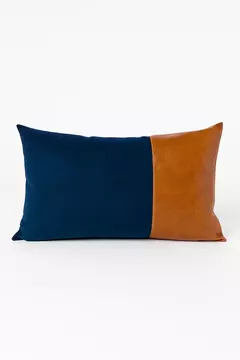 Almofada retangular com design dividido entre tecido azul e couro ecológico caramelo