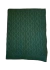 Manta tricot verde musgo com padrão entrelaçado, ideal para decoração de quartos.
