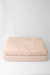 Cobre leito offwhite com padrão matelassê, ideal para decoração de quartos.
