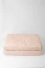 Cobre leito offwhite com padrão matelassê, ideal para decoração de quartos.