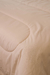 Edredom hotel em tom offwhite com textura suave e confortável, ideal para decoração de quartos.