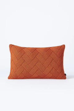 Almofada retangular em tricot com padrão geométrico na cor cobre