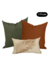 Kit de almofadas Summer Folhas com três peças, apresentando almofadas em tons de verde e terracota, e uma almofada com estampa de folha.