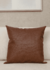 Almofada de couro marrom com textura de tear, parte do kit de 3 peças para decoração de outono/inverno.