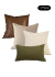 Kit de almofadas offwhite e verde musgo, composto por 4 peças com diferentes texturas e cores.