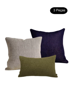 Conjunto de 3 almofadas em cores azul marinho, verde musgo e cinza.