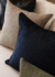 Conjunto de almofadas em couro black e bouclê, em cores neutras, ideal para decoração de ambientes outono/inverno.