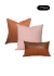 Kit de almofadas nas cores cobre e rosé, composto por três peças com diferentes formatos e texturas.