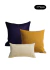 Kit de três almofadas nas cores caramelo e azul marinho, ideal para decoração de ambientes.