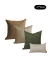 Conjunto de 4 almofadas nas cores fendi e verde, com diferentes texturas e formatos.