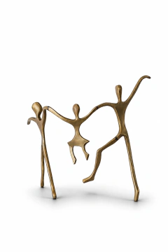 Escultura em bronze abstrata representando uma família em passeio, com duas figuras adultas segurando uma menina no meio