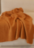 manta de tricot no sofa na cor curry
