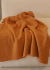 manta de tricot no sofa na cor curry