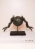 Escultura em bronze representando duas figuras humanas abraçando o globo terrestre, simbolizando a união e a proteção do planeta.