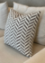 Almofada Chevron Cinza & Branco Quadrada na internet