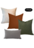 Conjunto de quatro almofadas de puro linho em diferentes cores: uma branca, uma laranja, uma verde e uma cinza.