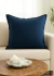 Almofada quadrada azul marinho em linho tramado com abas, 60x60 cm, sobre sofá claro em ambiente decorado
