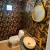 Lavabo decorado com Papel de Parede Folhas Preto e Tons de Ouro Brilho Metálico Vinílico Lavável - Coleção Enchantment - 10 metros | 121305 | Cola Grátis - Ciça Braga