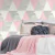 Decoraçao de quarto moderno com Papel de Parede Triângulos Rosa - Coleção Abracadabra - 9,50 metros | 181113 - Ciça Braga