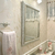 Lavabo decorado com o Papel de Parede Arabesco Bege Claro Com Brilho - Importado Lavável - Império Trinity | 190413 - Ciça Braga
