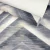 Papel de Parede Geométrico Chevron em Degradê Cinza Claro e Escuro - 9,50 metros | 190418 Cola Grátis - Ciça Braga