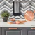 Cozinha decorada com Papel de Parede Chevron Cinza Nórdico - 9,50 metros | 190418C - Ciça Braga