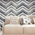 Sala decorada com Papel de Parede Chevron Cinza Nórdico - 9,50 metros | 190418S - Ciça Braga