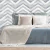 Quarto decorado com Papel de Parede Chevron Cinza Claro - 9,50 metros | 190419Q