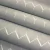 Efeito do Papel de Parede Geométrico Grade Cinza com Fio Metálico - 9,5 metros | 210671 - Coleção Gold | Cola Grátis