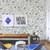 Sala de apartamento decorada com o Papel de Parede Floral Cinza, Azul e Amarelo - Coleção DDD - 10 metros | 28364 - Ciça Braga