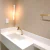 Lavabo decorado com Papel de Parede Mica Bege Claro Brilho - Coleção Classici 3 Kantai - 10 metros | 93107 - Ciça Braga