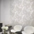 Sala decorada por Papel de Parede Folhagem e Arabesco Off-White e Prata (Brilho Glitter e Relevo ) - Italiana Vera - Importado Lavável | 41232  (Italiano) - Ciça Braga