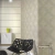 Sala decorada por Papel de Parede Losangos Bege Claro Acinzentado (Brilho) - Italiana Vera - Importado Lavável | 41308 (Italiano) - Ciça Braga