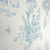 Ângulo da parede do Papel de Parede Toile de Jouy Azul - 10 metros | 811024 - Coleção Fragrant Roses | Cola Grátis - Ciça Braga