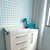 Quarto Infantil decorado com o Papel de Parede Xadrez Vichy Azul Claro - Estampa Média - Coleção Doce Estilo 81994 | 10 metros | Cola Grátis - Ciça Braga