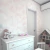Ambiente decorado com o Papel de Parede Toile de Jouy Rosa Infantil - Coleção Provence 86098 | 10 metros | Cola Grátis - Ciça Braga