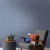 Ambiente decorado com o Papel de Parede Linho Azul Brilho - Coleção Office 976513 | 10 metros | Cola Grátis - Ciça Braga