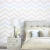 Quarto decorado com o Papel de Parede Chevron Tons Pastel Levíssimo Brilho Perolado - Coleção Classic Designs - 10 metros | 18133 - Ciça Braga