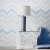 Quarto de solteiro decorado por Papel de Parede Chevron Azul com Leve Brilho Perolado - Coleção Classic Designs - 10 metros | 18134 | Cola Grátis - Ciça Braga