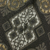 Detalhes da estampa do Papel de Parede Geométrico Colonial Tons de Cinza e Bege com Brilho Glitter - Coleção Grace 4 401402 - Kantai | 10 metros | Cola Grátis - Ciça Braga