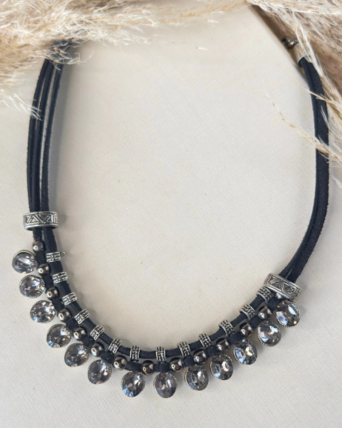 COLAR EM COURO E METAL COM PEDRARIAS GRAFITE - comprar online