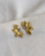 BRINCO FLOR STRASS MEIO DOURADO - comprar online